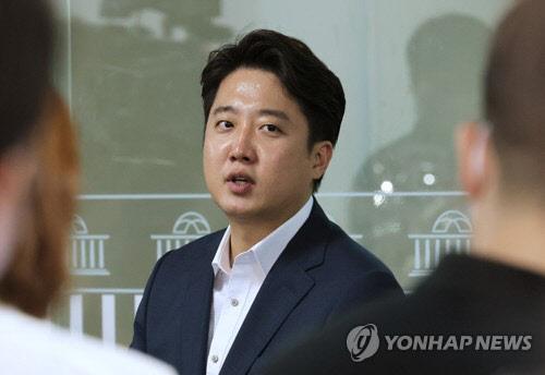 이준석 국민의힘 대표가 지난 13일 오후 국회 소통관에서 기자회견을 열고 당 비상대책위원회 체제 전환에 대한 가처분 신청 등과 관련해 직접 입장을 밝혔다. <연합뉴스>